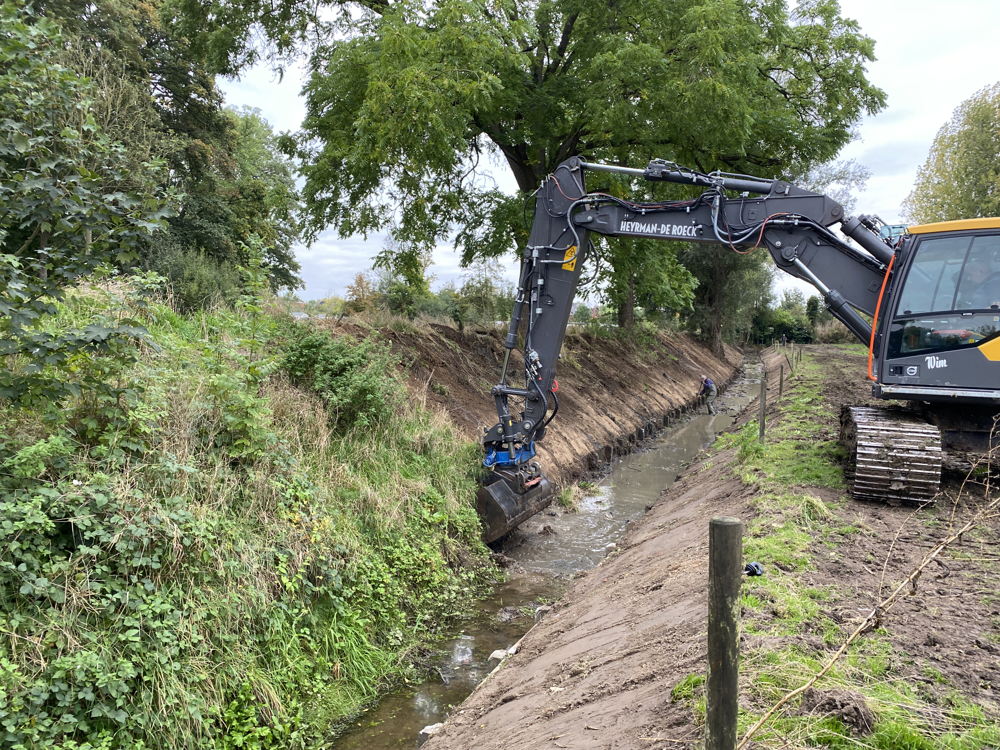 afgraven aanaarding taluds met behoud bestaande oeverversterking