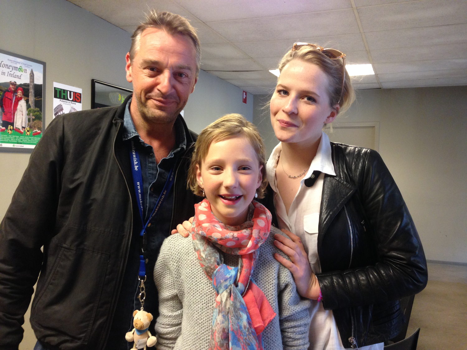 Alex omringd door Tom Waes en haar idool Joy Anna Thielemans.
(c) VRT