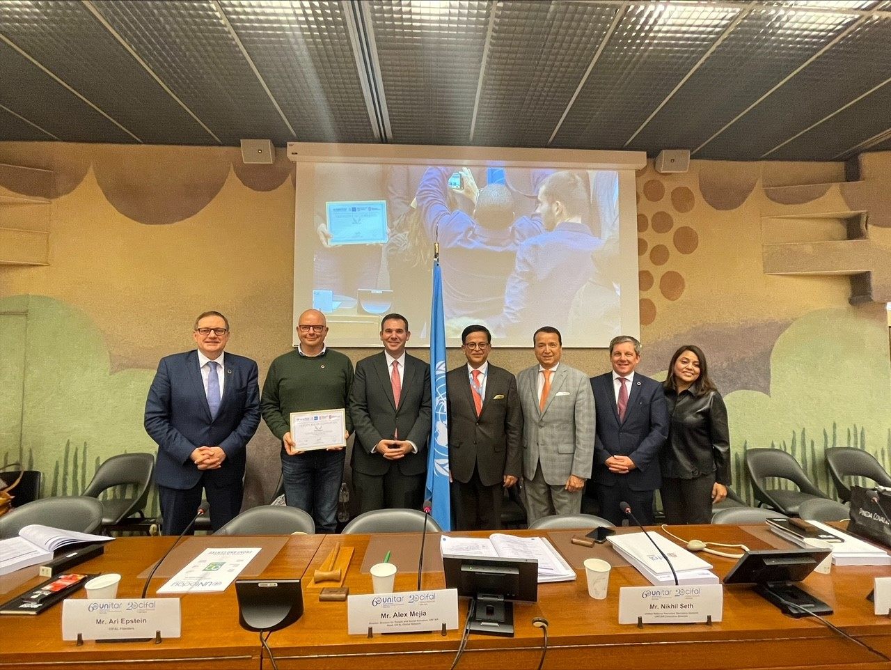 Van links naar rechts: Peter Wollaert, UNITAR Fellow & Managing Director CIFAL Flanders; Arnaud Recko, Duurzaamheidscoördinator DNS Belgium; Ari Epstein, CEO AWDC & Voorzitter CIFAL Flanders; Nikhil Seth, Executive Director UNITAR; Alex Mejia, Head CIFAL Global Network; Jens De Vos, directeur projecten Voka; Estrella Merlos, Development Policies Specialist UNITAR