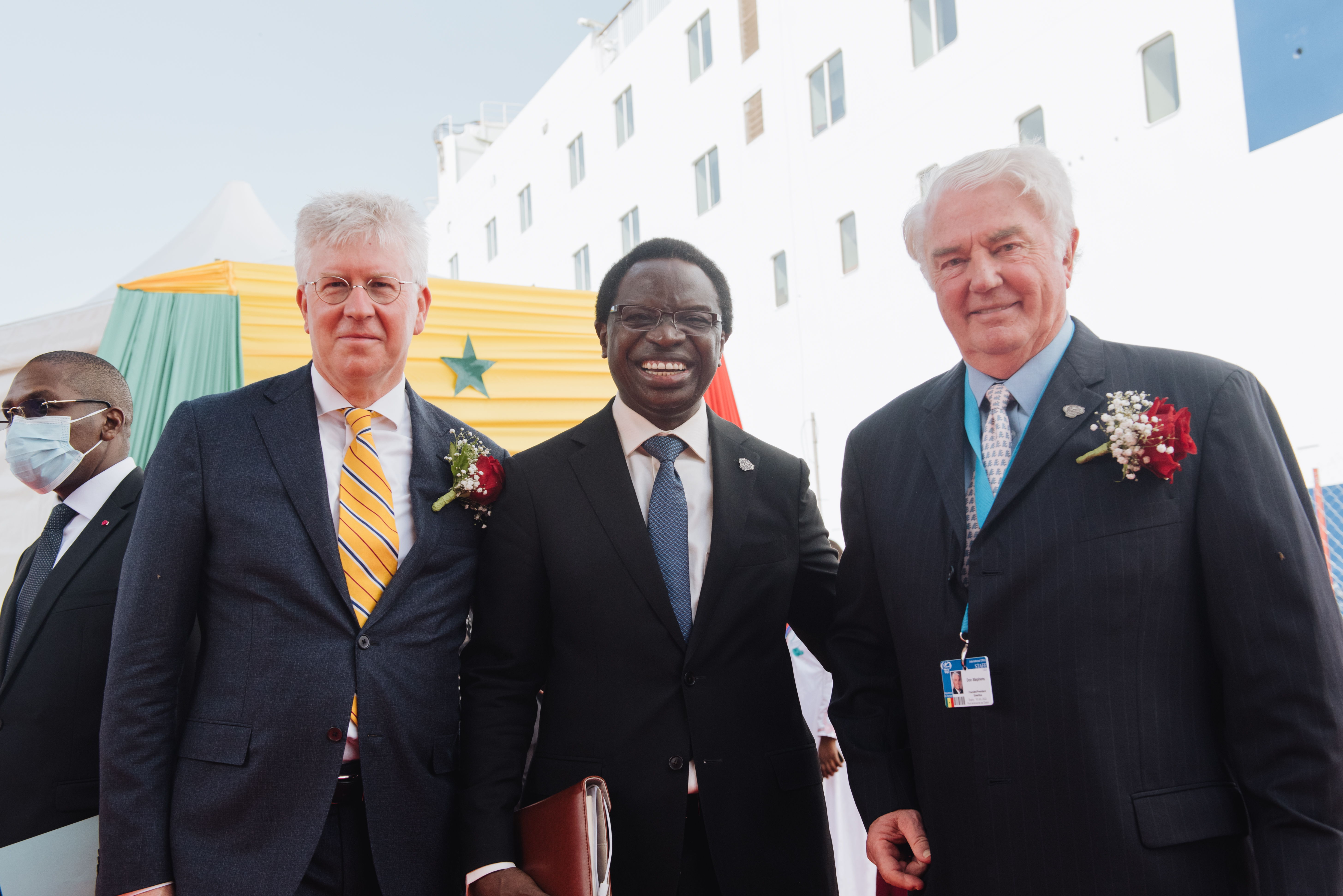 Gert van de Weerdhof, Mercy Ships verkställande direktör tillsammans med Dr. Seringe Gueye Diop, Senegals presidentens rådgivare och Don Stephens, grundare av Mercy Ships.
