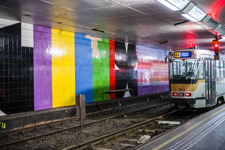 Le tram 44 dans la station Montgomery