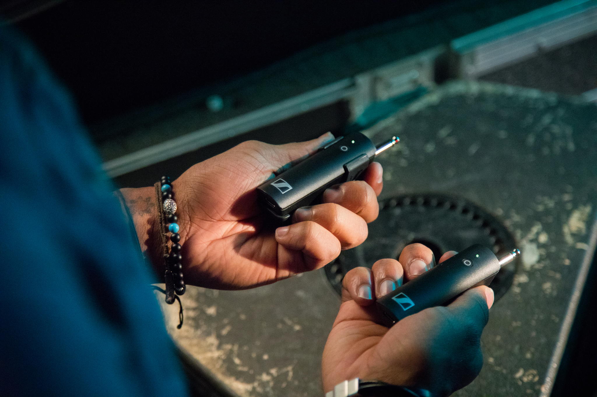 Instant Connection: Ein Tastendruck und das System ist bereit zur drahtlosen Audioübertragung. Instant Connection: Ein Tastendruck und das System ist bereit zur drahtlosen Audioübertragung.