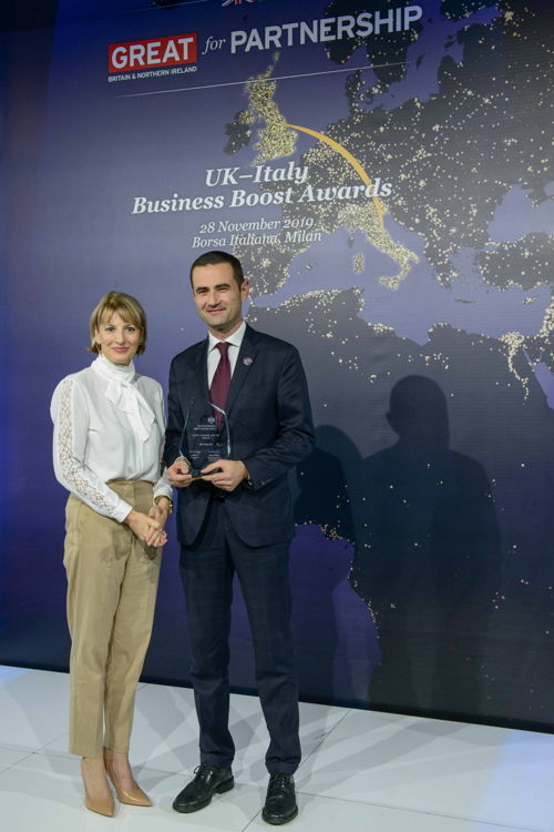 Andrea Macchione riceve il premio da Jill Morris, Ambasciatore britannico in Italia e a San Marino 