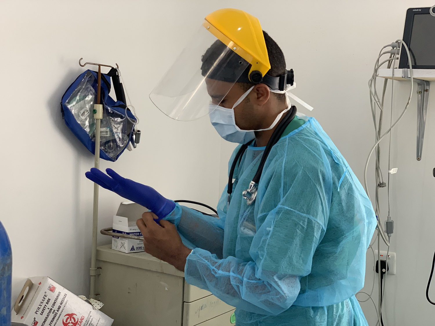 MSF nurse, Mohammed, putting on sterile gloves before examining a patient in the triage area in the MSF-supported Sheikh Zayed hospital in Sana’a. Copyright: Maya Abu Ata