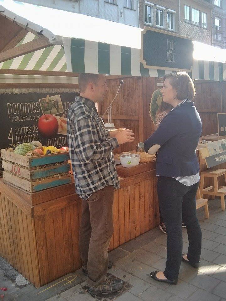 La franchisée Valérie Bovy avec Hans Liekens, fournisseur des fruits JUST.