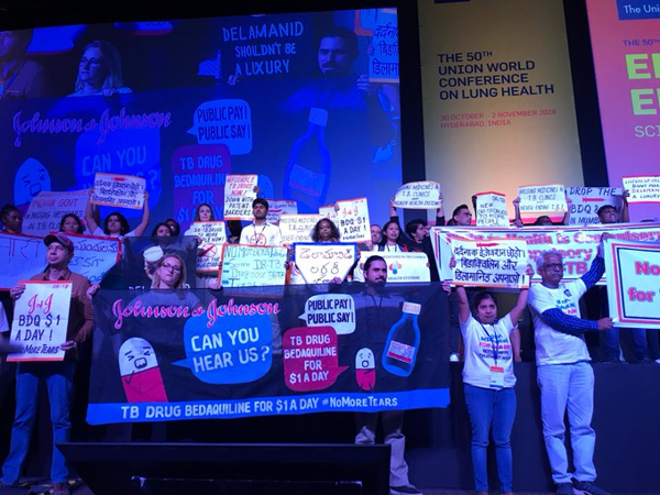 Activistas interrumpen la apertura de la Conferencia Mundial de Salud Pulmonar para protestar contra las farmacéuticas que impiden que sus medicamentos salven vidas
