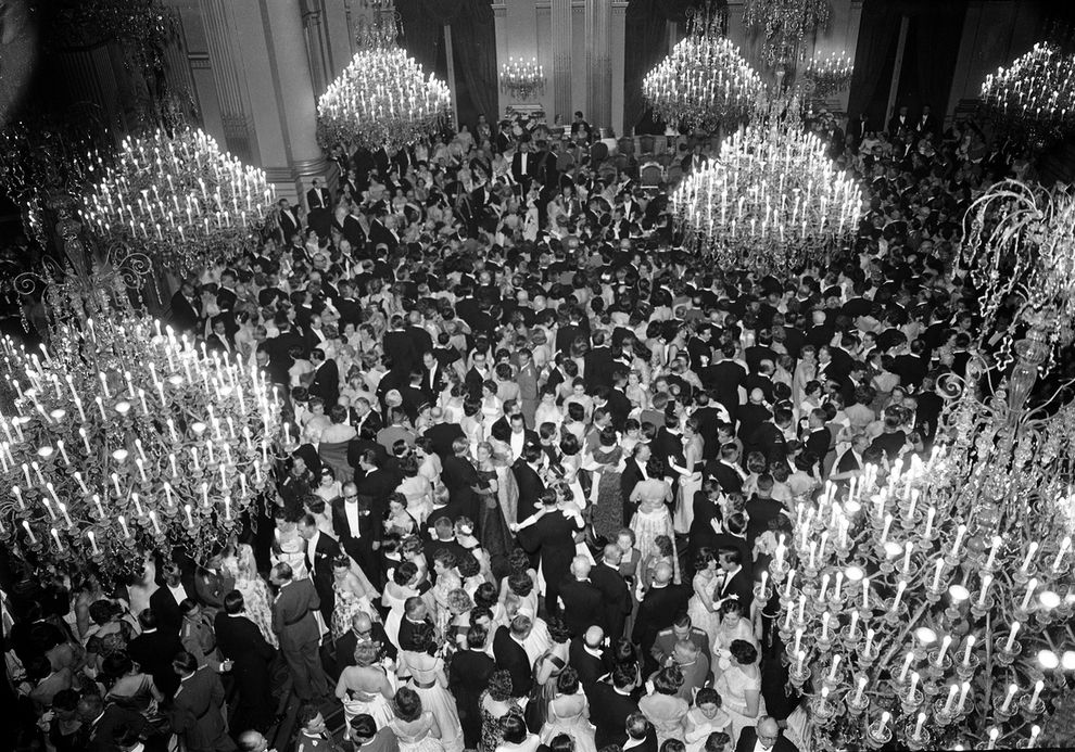 Bal royal en présence du roi Baudouin, 1958 (c) Odette Dereze / GermaineImage / akg-images