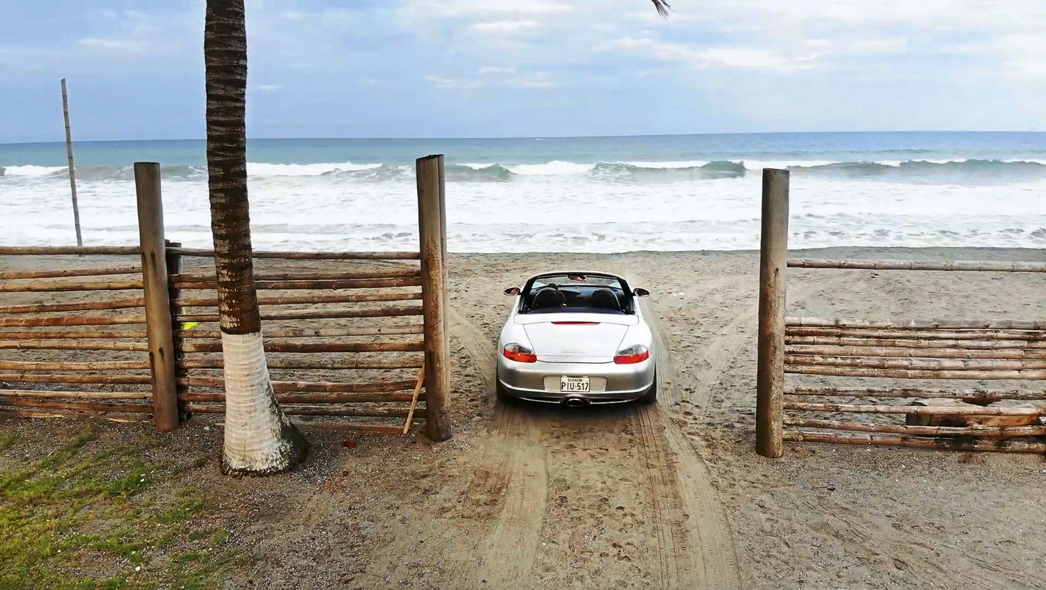 Porsche Boxster en la Costa Pacífica de Ecuador