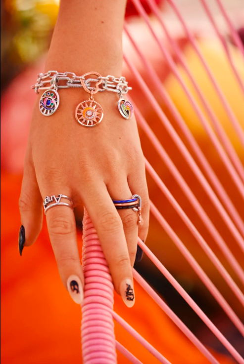 Combina tus charms favoritos Pandora ME y complementa tu look con los anillos de colores eléctricos.