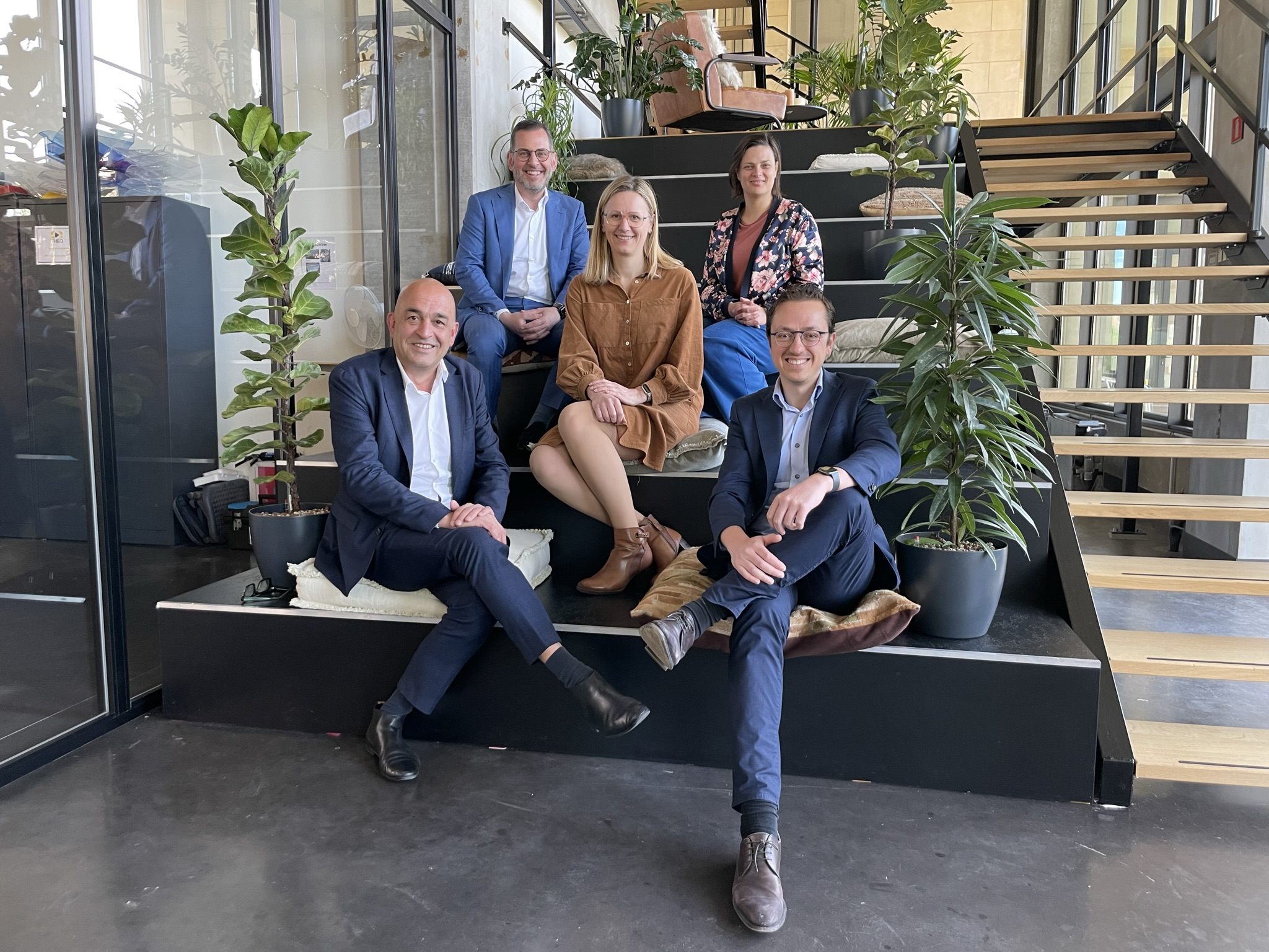 Vlnr: Kris Claes (gedelegeerd bestuurder Voka - KvK Vlaams-Brabant), Kristof Meesters (Algemeen directeur Van Havermaet), Sofie Bockaert (Directeur Marketing, Voka - KvK Vlaams-Brabant), Ewa Bulthez (Directeur Innovatief en Internationaal ondernemen, Voka - KvK Vlaams-Brabant), Jonas Derycke (Partner Van Havermaet)