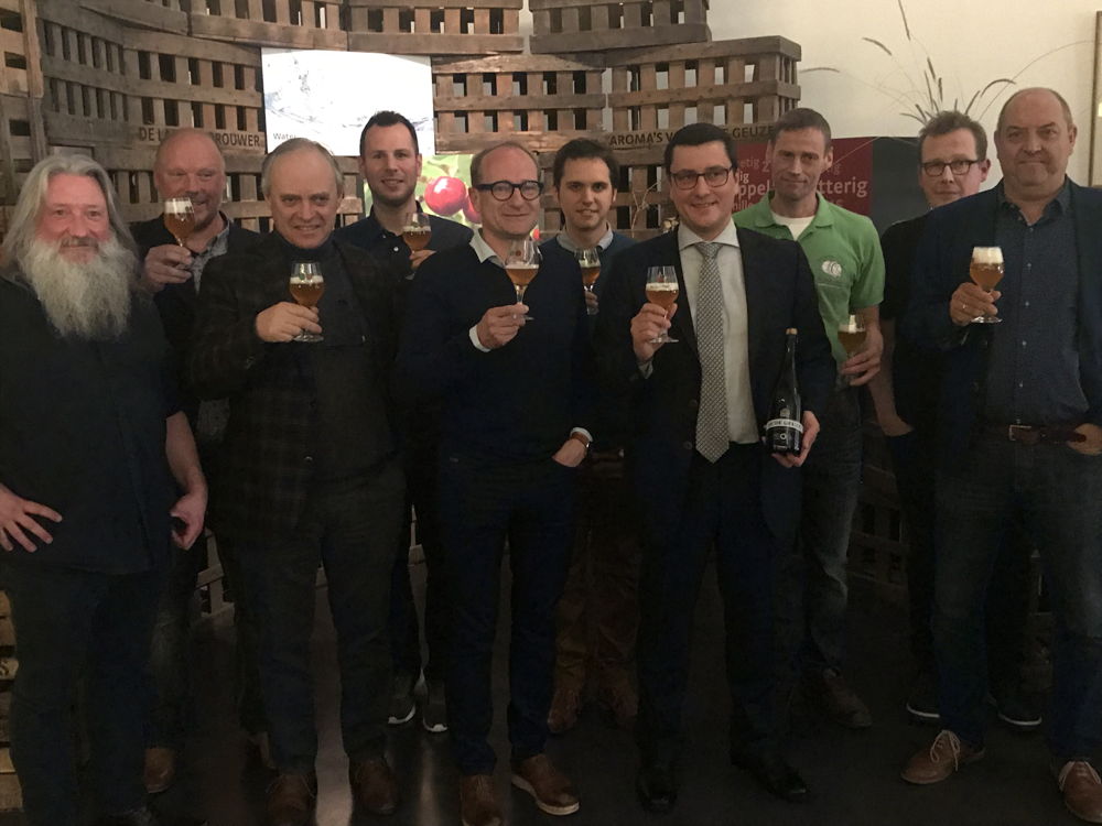 Ben Weyts, Vlaams minister van o.a. Vlaamse Rand en Toerisme, woonde de persconferentie bij en brengt samen met de nieuwe HORAL-voorzitter Gert Christiaens en erevoorzitter Frank Boon een toast uit op een succesvolle Toer de Geuze 2019. Ben Weyts, Vlaams minister van o.a. Vlaamse Rand en Toerisme, woonde de persconferentie bij en brengt samen met de nieuwe HORAL-voorzitter Gert Christiaens en erevoorzitter Frank Boon een toast uit op een succesvolle Toer de Geuze 2019.
