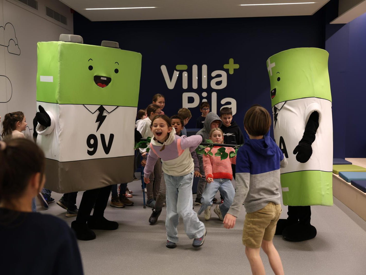Des enfants inaugurent Villa Pila 2.0, la maison rénovée de la batterie de Bebat