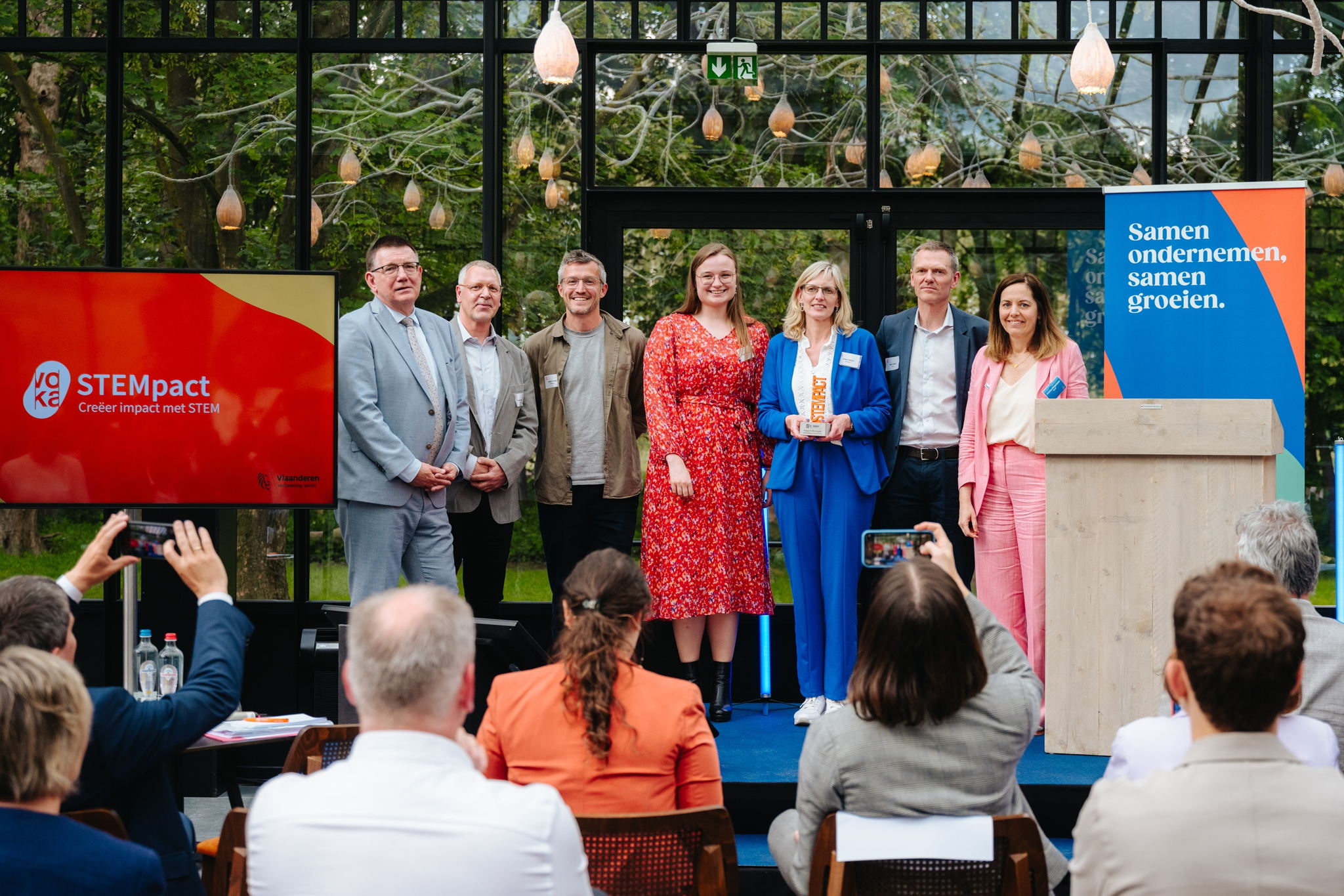 Directrice Wendy Haepers van Novaplus met de behaalde STEMpact Award.