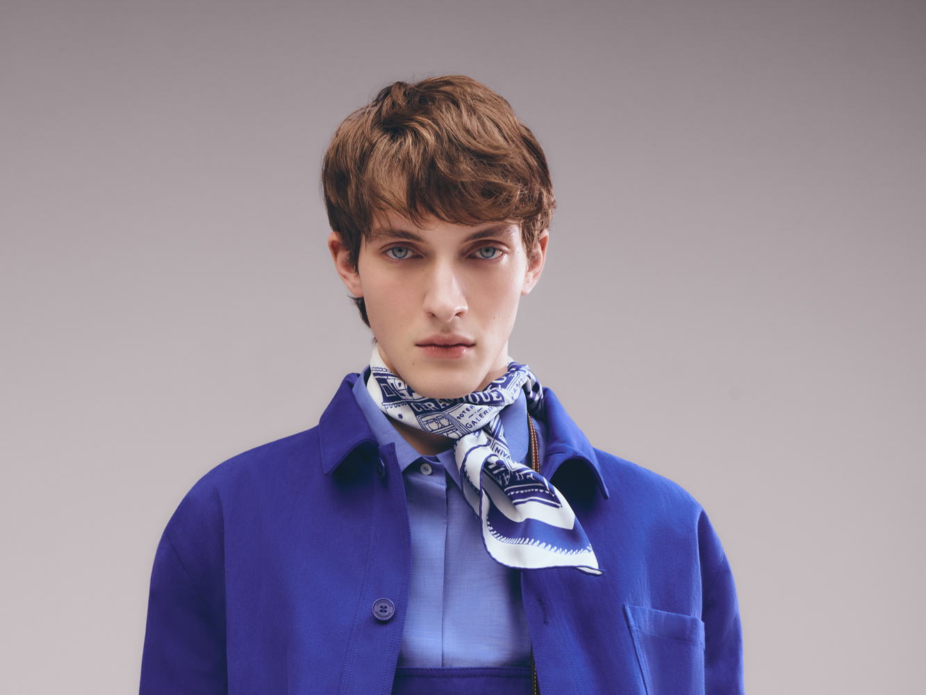 Un esencial de otoño: los pañuelos de Longchamp que transforman cualquier look con un toque parisino