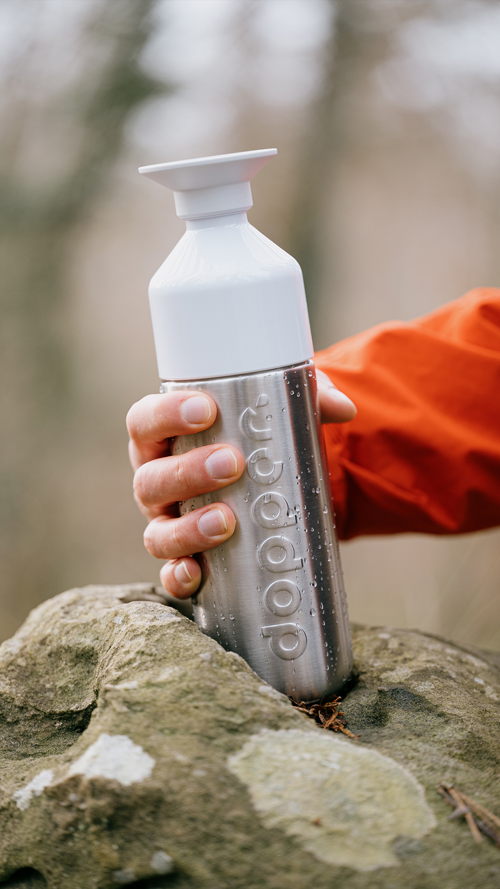 7160_Dopper_Insulated_Silver_580ml_Lifestyle_Outdoor_06_1080x1920