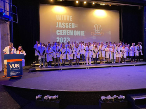 Geneeskundestudenten VUB vieren mijlpaal met Witte Jassenceremonie