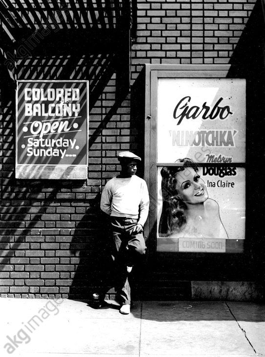 “Colored Balcony” (cinema in Birmingham, Alabama which offers seats for black cinemagoers), 1940. AKG296619