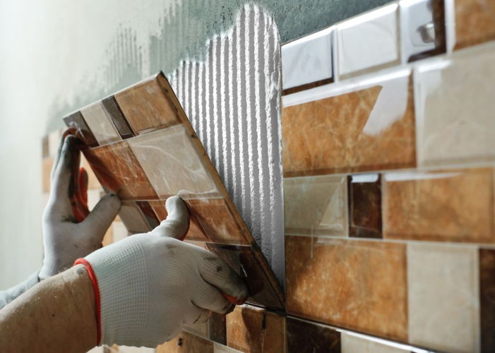 Ardabond Project, le nouvel adhésif acrylique prêt à l'emploi pour carrelage mural de Bostik, est conçu pour les grands projets de construction et de rénovation où la résistance au glissement, la qualité et la rapidité du travail comptent. © Bostik Benelux