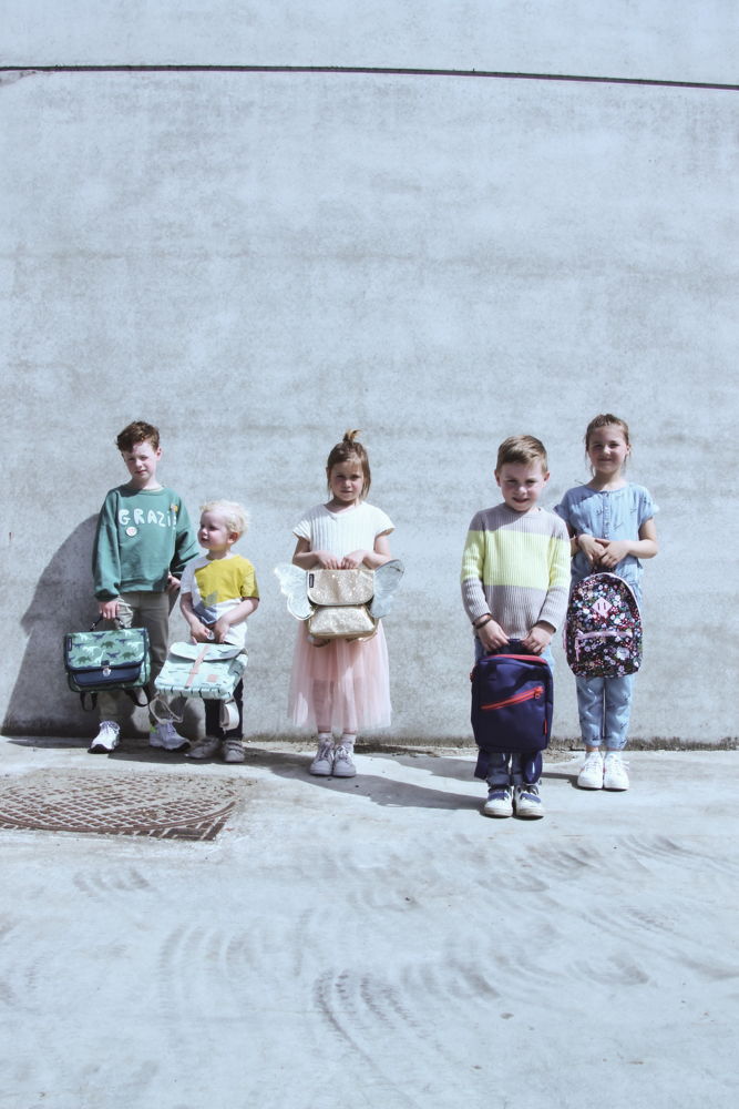 Foto met 5 kinderen
 (van links naar rechts)
Caramel & Cie €65
Jojo Factory €39.95
Caramel & Cie €59.95
Engel. €34.95
Herschel €54,95

