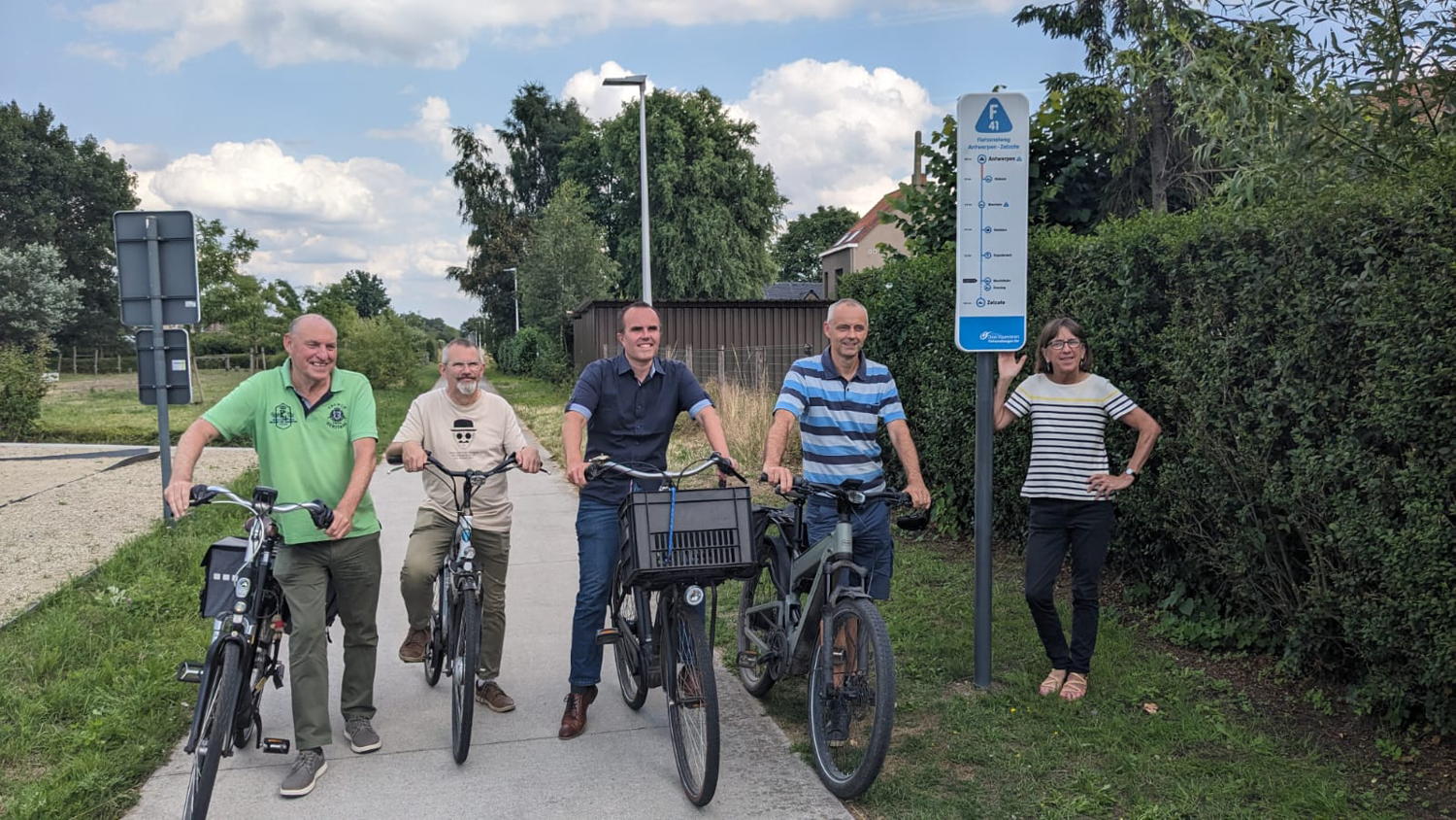 vlnr: burgemeester Rudy Van Cronenburg (Wachtebeke), Schepen Peter Van Bambost (Wachtebeke), burgemeester Stijn Deschepper (Moerbeke), Schepen Koen Mertens (Moerbeke), gedeputeerde Riet Gillis