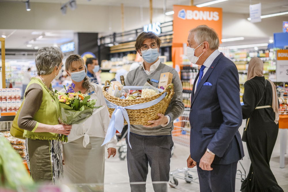  Luc Bungeneers (districtsburgemeester), Sonja De Meyer en de ondernemer Pieter-Jan Vaes - met supermarktmanager Vanessa Seeuws