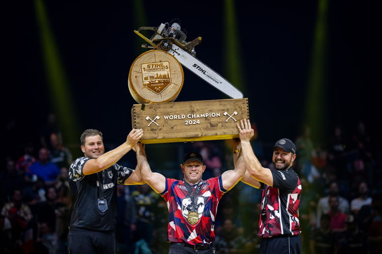 Nate Hodges tilt de felbegeerde trofee van het wereldkampioenschap individueel op, geflankeerd door zilveren medaillewinnaar Jack Jordan en bronzen medaillewinnaar Ben Cumberland.