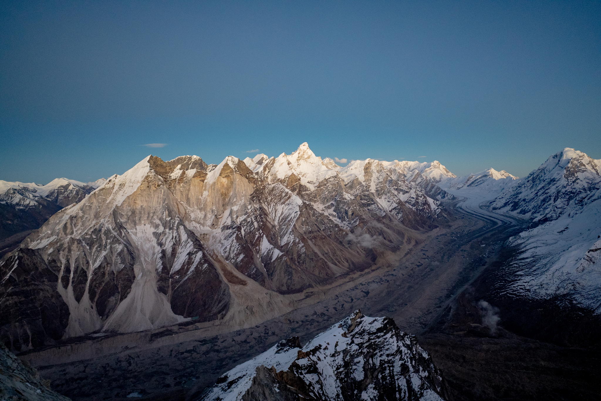 Bhagirathi-Kette von der Drone aus (© Hugo Beguin) Bhagirathi-Kette von der Drone aus (© Hugo Beguin)