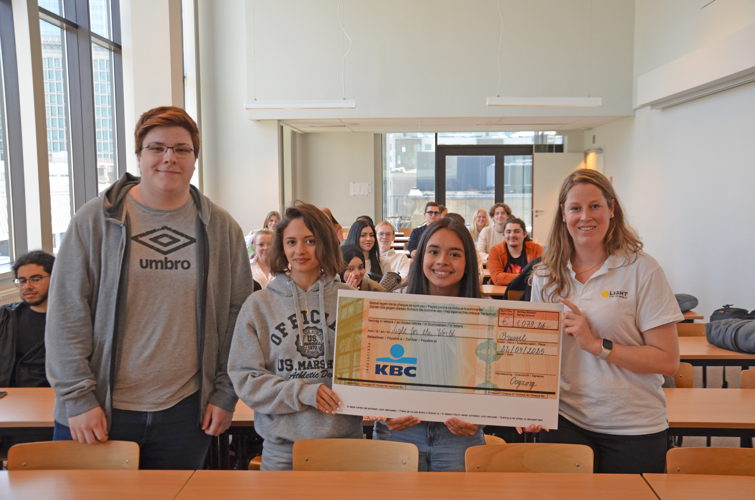 Studenten Claudio, Rosa en Alina overhandigen de cheque
