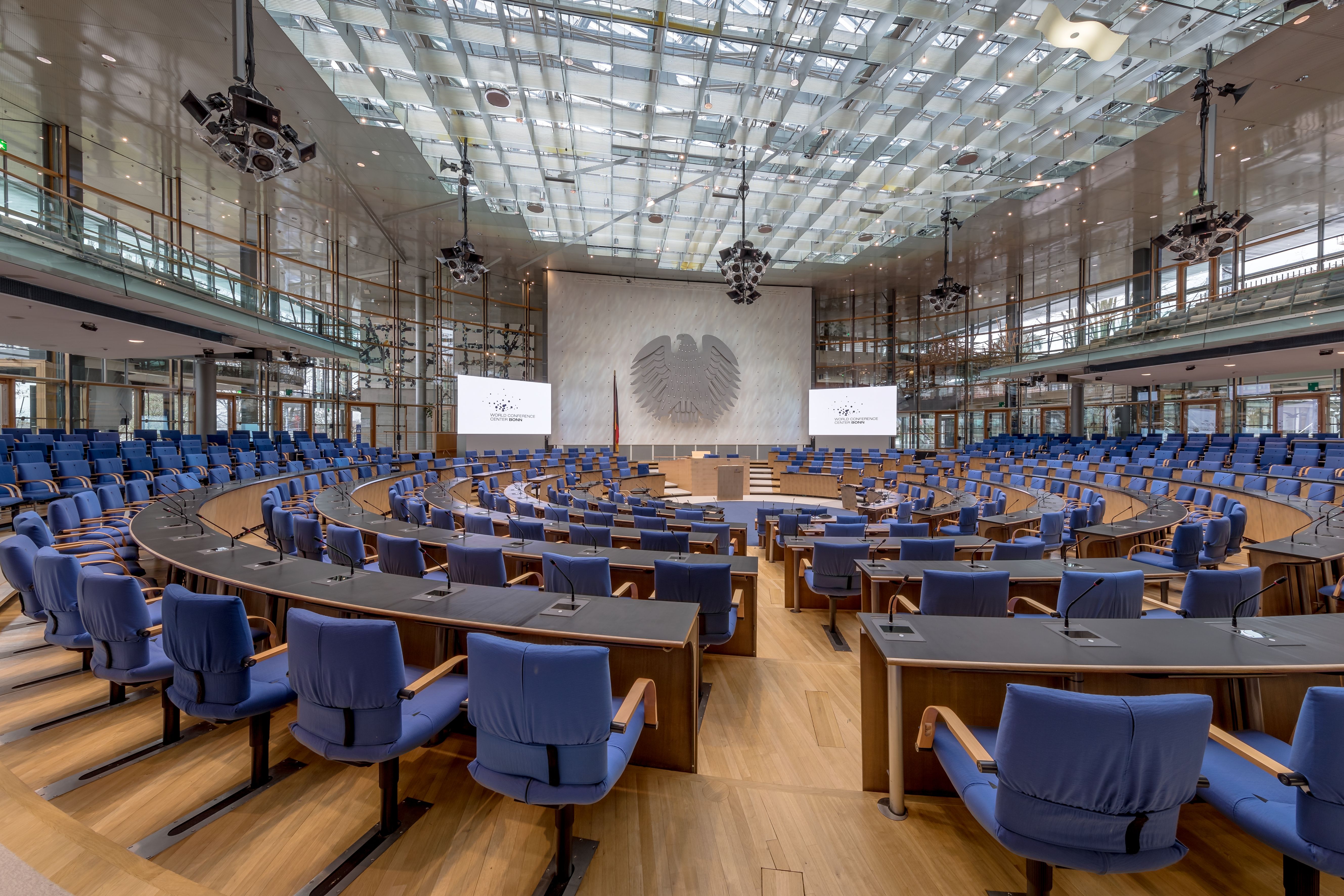 Der Plenarsaal in Bonn wurde zwischen 1992 und 1999 als Tagungsort des deutschen Parlamentes genutzt. Seitdem steht der Plenarsaal als Teil des Bonner Kongresszentrums für Veranstaltungen aller Art zur Verfügung