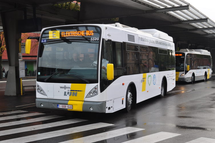 Een inductief geladen, volledig elektrische bus aan 't Zand in Brugge.