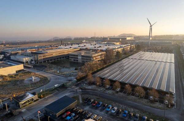 Safran, Luminus et Enersol inaugurent une éolienne et une canopée de 3000 panneaux photovoltaïques sur le site de Safran Aero Boosters à Herstal 
