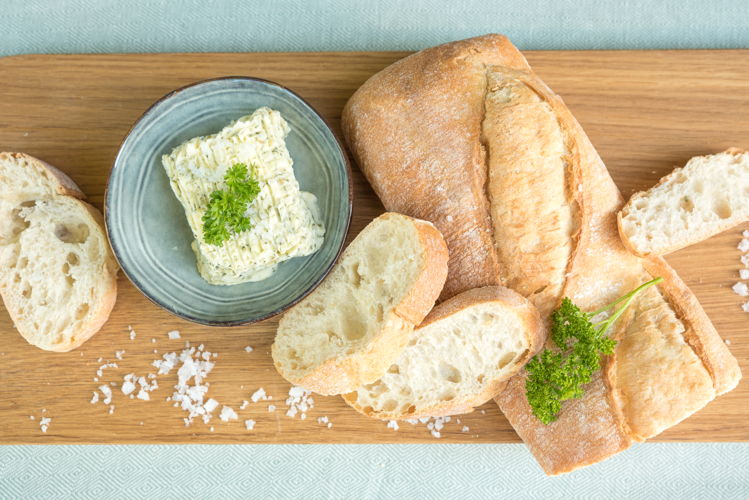 Zelfs op een simpel stokbroodje met kruidenboter zorgt Zeeuwsche Zoute voor een heerlijke smaakboost (Fotocredit: Sanseefotografie.nl)