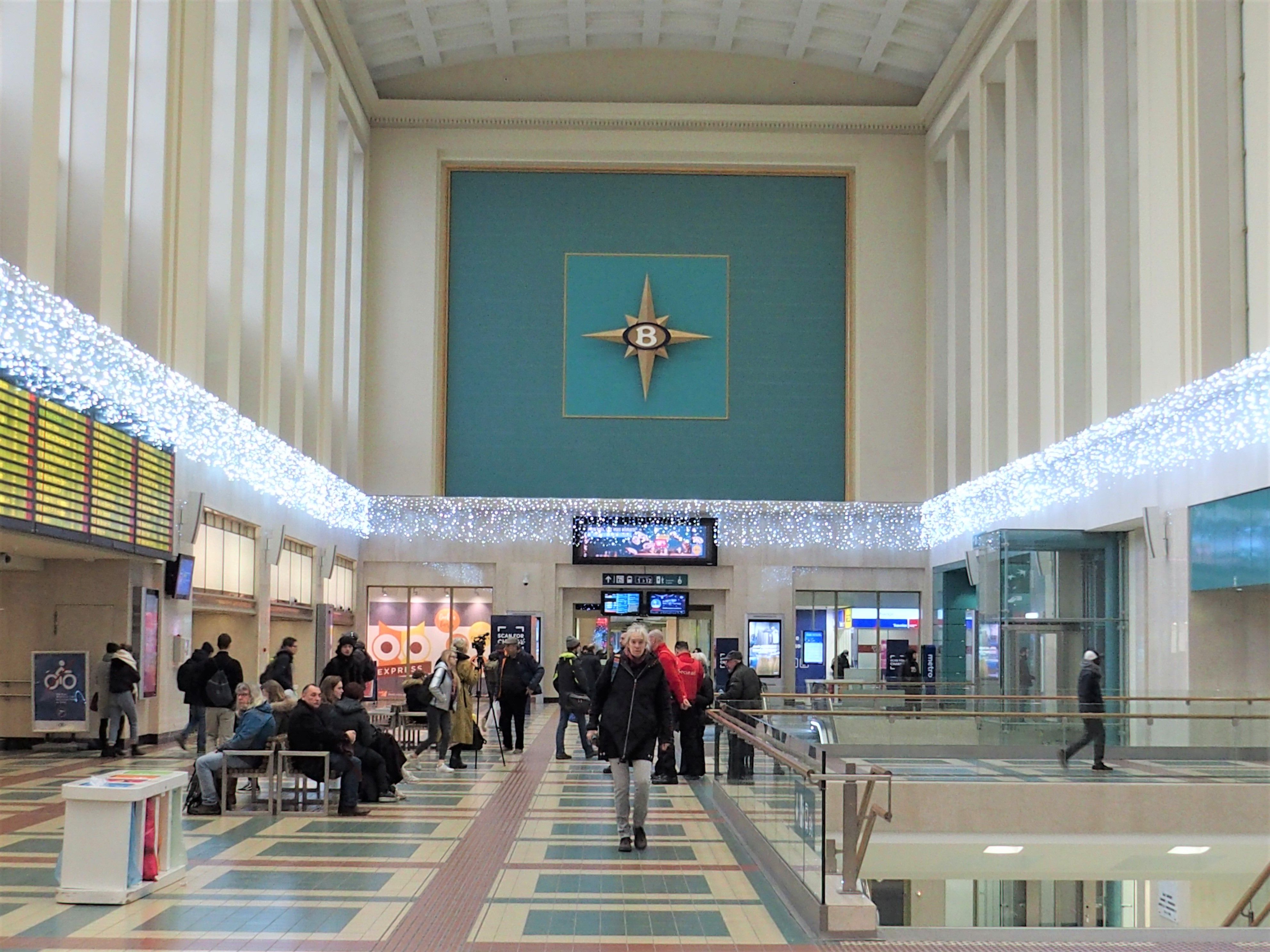 Le hall de gare entièrement rénové privilégie l’espace et la luminosité.