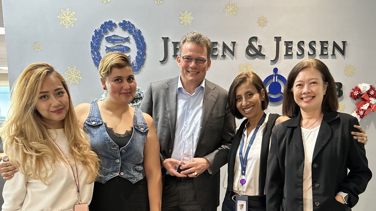 ‘The Hub’ celebrating their ‘Innovator of the Year’ award in the Jebsen & Jessen office in Kuala Lumpur, Malaysia. From left to right: Dewi Ria Hastuti, Mandeep Kaur, Viktor Leendertz, Michelle Pereira, Ho Pek Yin.