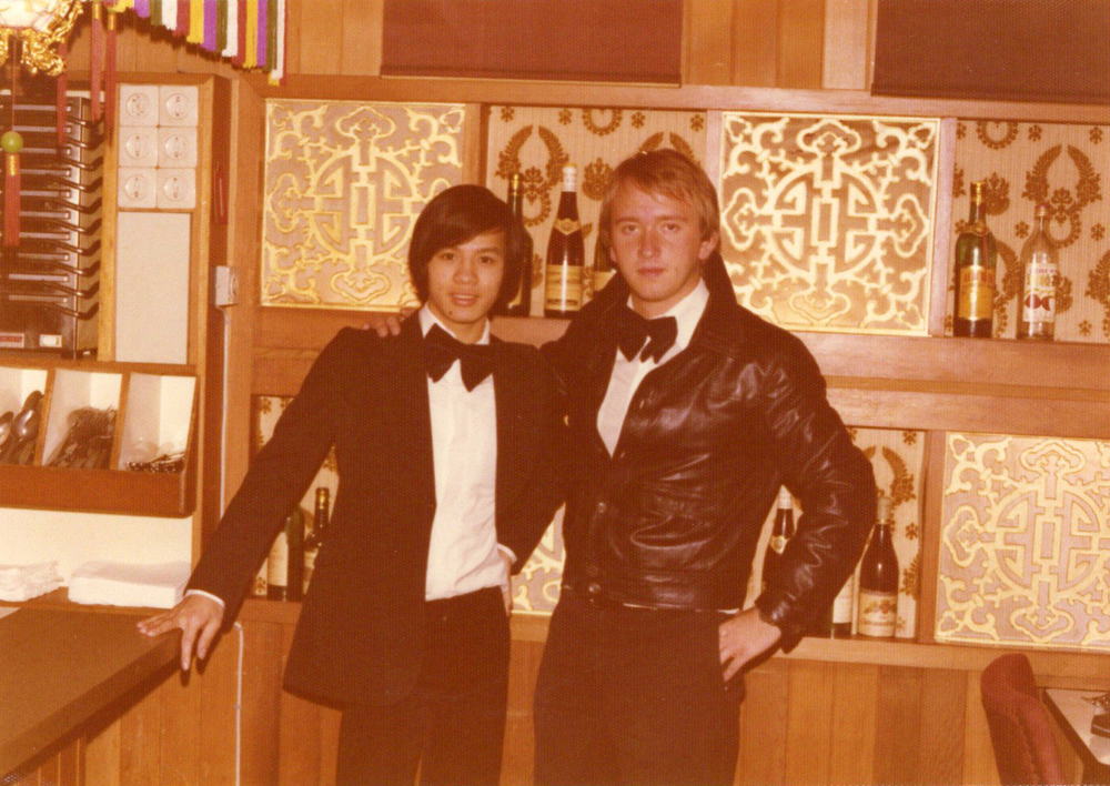 De oudste zoon, Ting Pong (Louis) Pang in uniform in de eetzaal van Nam Fong in de jaren 1970 (2)