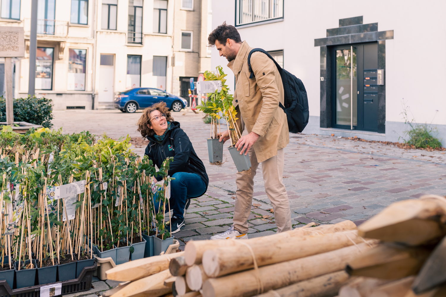  Uitdelen van bestelde plantjes ©Wim Hadermann