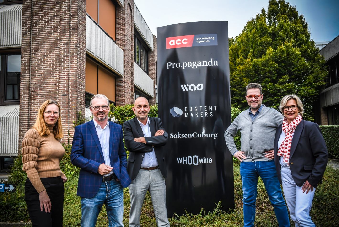 V.l.n.r Sofie Bockaert, directeur Sales & Marketing Voka-KvK Vlaams-Brabant, Michel Libens, managing partner & CEO Propaganda groep, Kris Claes, gedelegeerd bestuurder Voka-KvK Vlaams-Brabant, Gerrit Tulkens, founder & managing partner Propaganda groep, Sophie Moerenhout, relatiebeheerder partnerships en publiciteit Voka-KvK Vlaams-Brabant V.l.n.r Sofie Bockaert, directeur Sales & Marketing Voka-KvK Vlaams-Brabant, Michel Libens, managing partner & CEO Propaganda groep, Kris Claes, gedelegeerd bestuurder Voka-KvK Vlaams-Brabant, Gerrit Tulkens, founder & managing partner Propaganda groep, Sophie Moerenhout, relatiebeheerder partnerships en publiciteit Voka-KvK Vlaams-Brabant