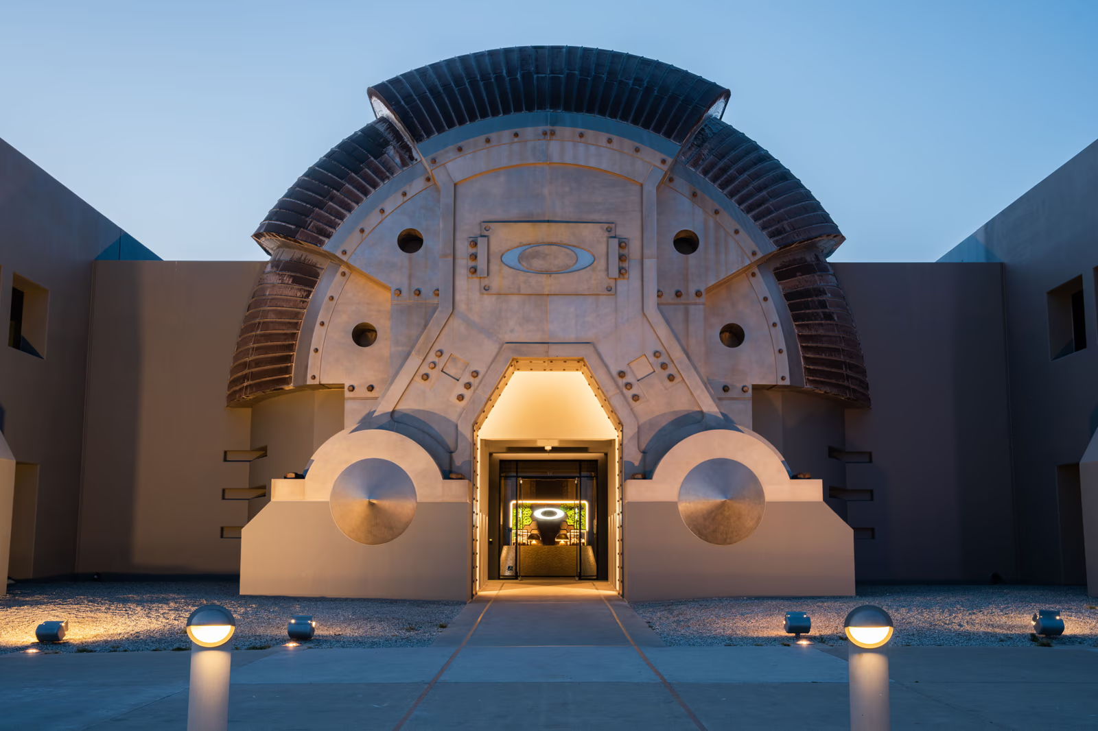 قصة تحدٍّ: OAKLEY تحتفل بخمسين عامًا من تحطيم الحواجز