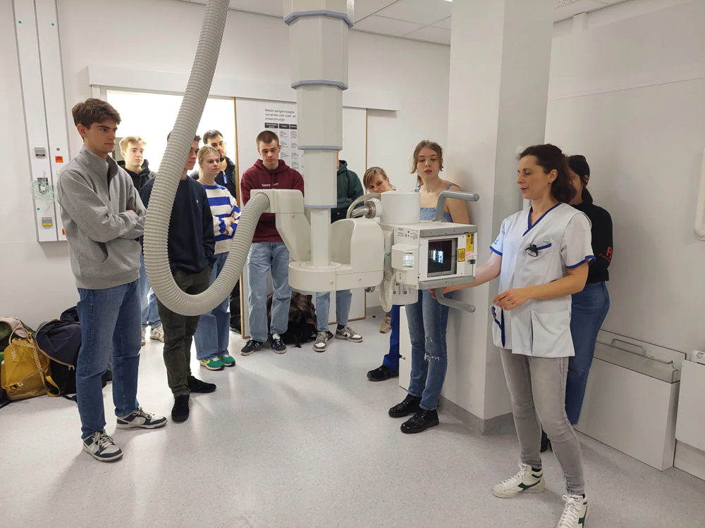 Studenten Medische Beeldvorming krijgen les te UZ Gent