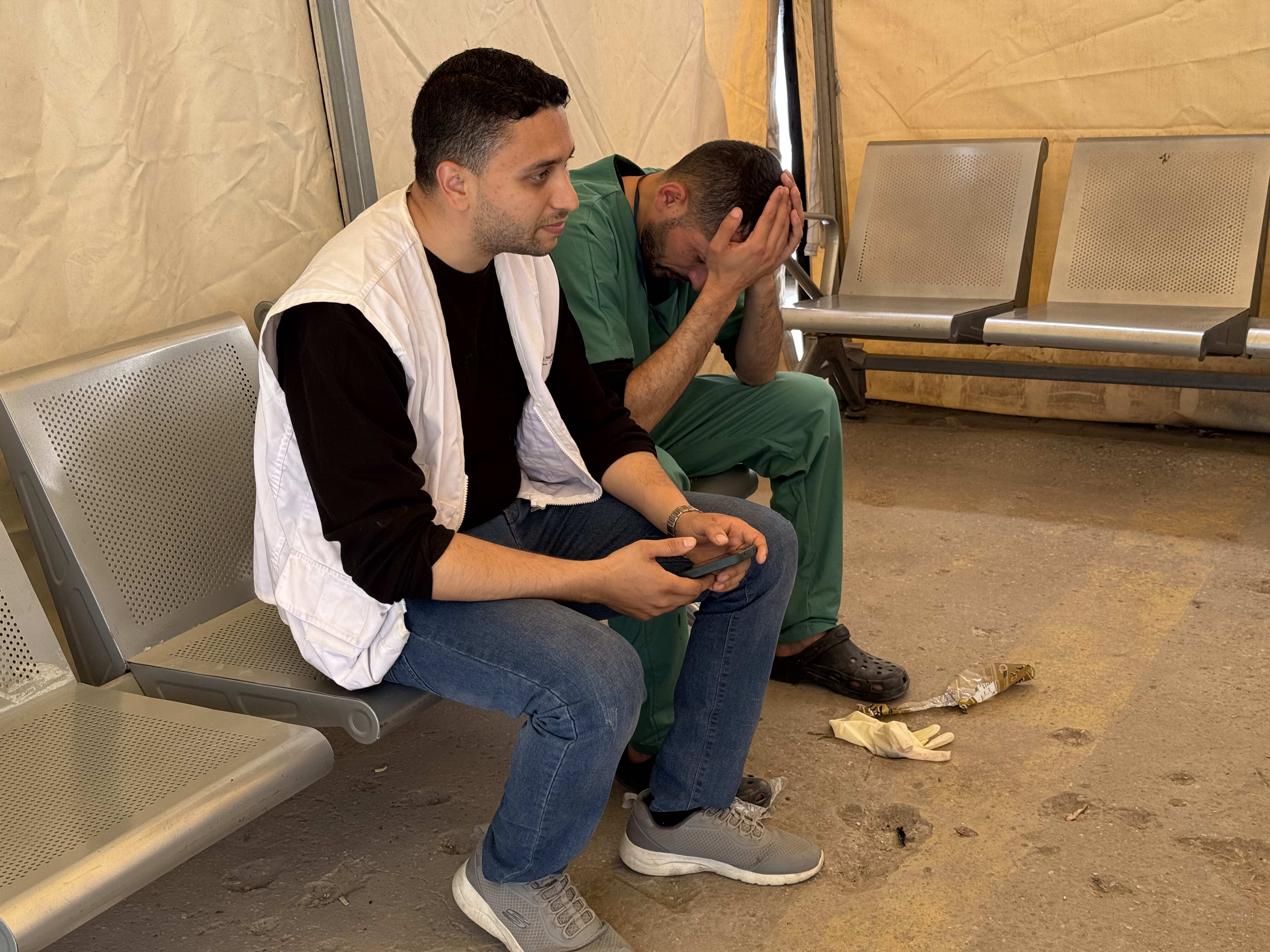 Mohammad Yousef es un enfermero de MSF. El pasado 14 de julio de 2024 perdió a sus dos hijos, de 5 y 6 años, en un ataque aéreo israelí en la ciudad de Gaza. En la imagen aparece abrumado por el dolor tras presenciar la muerte de varios niños en el mortífero ataque de ayer en la calle Al Wahda, en la ciudad de Gaza. La visión de sus cuerpos sin vida reaviva el insoportable recuerdo de sus dos hijos pequeños, asesinados meses antes de la misma manera. NOUR AL SAQQA/MSF