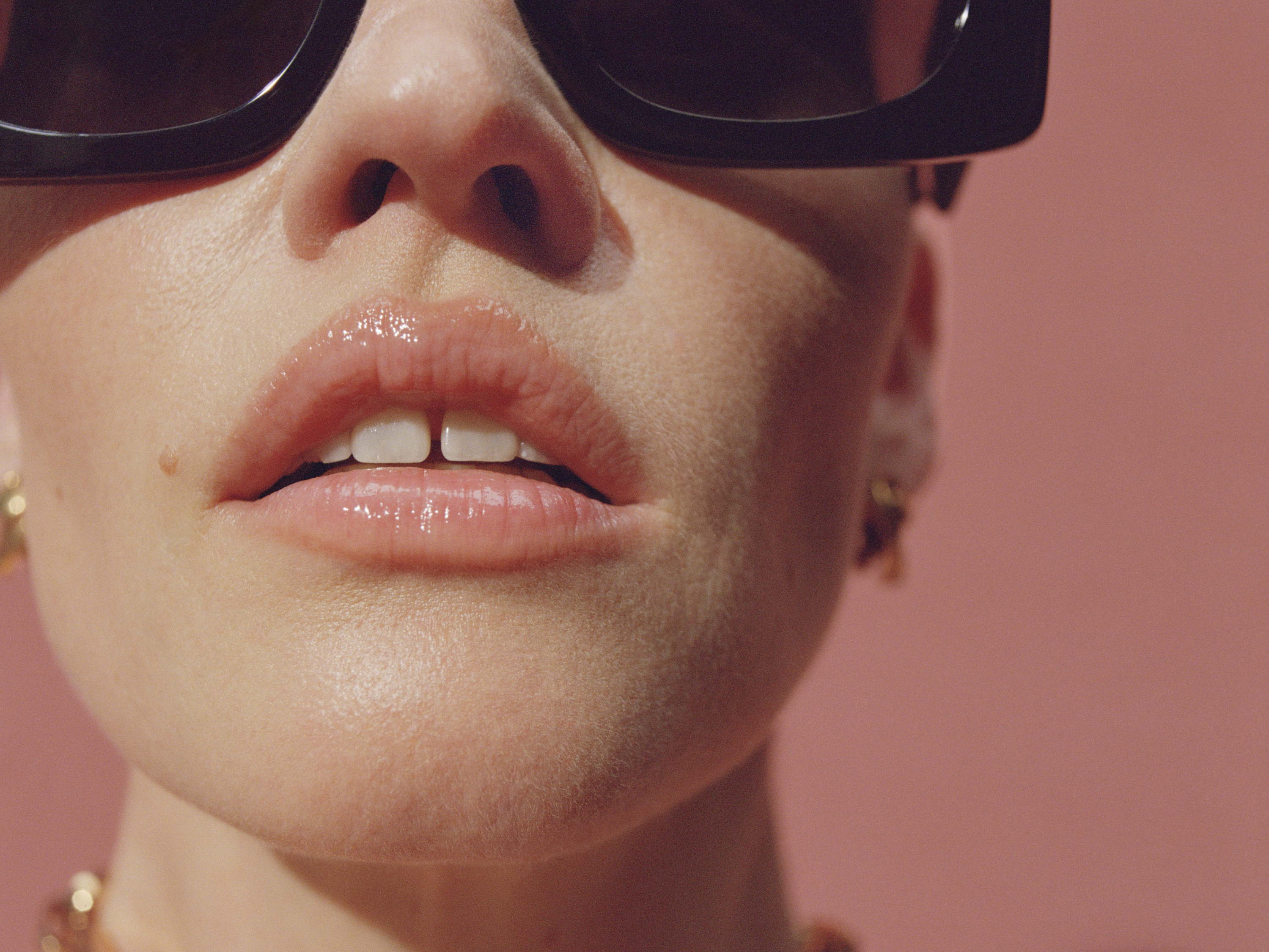 Lara Stone protagoniza la campaña Primavera-Verano 2025 de Versace Eyewear 