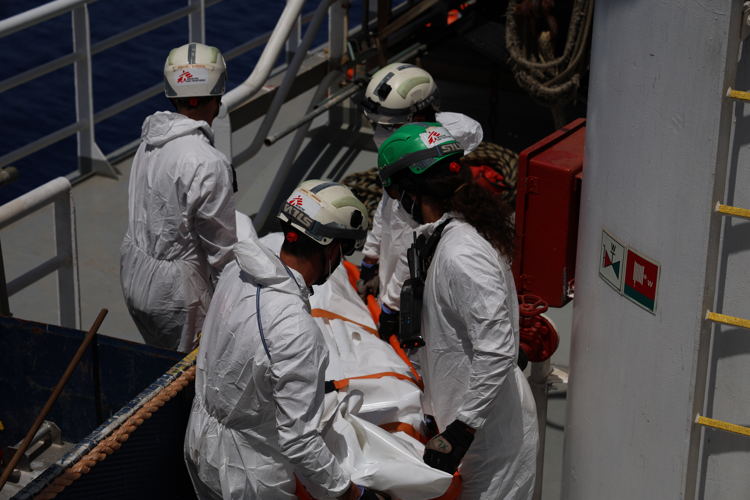 8 juin 2024. Les 11 corps repêchés la veille en Méditerranée transférés par l'équipe MSF du Geo Barents sur un navire des garde-côtes italiens près de Lampedusa. © Frederic Seguin/MSF 8 juin 2024. Les 11 corps repêchés la veille en Méditerranée transférés par l'équipe MSF du Geo Barents sur un navire des garde-côtes italiens près de Lampedusa. © Frederic Seguin/MSF