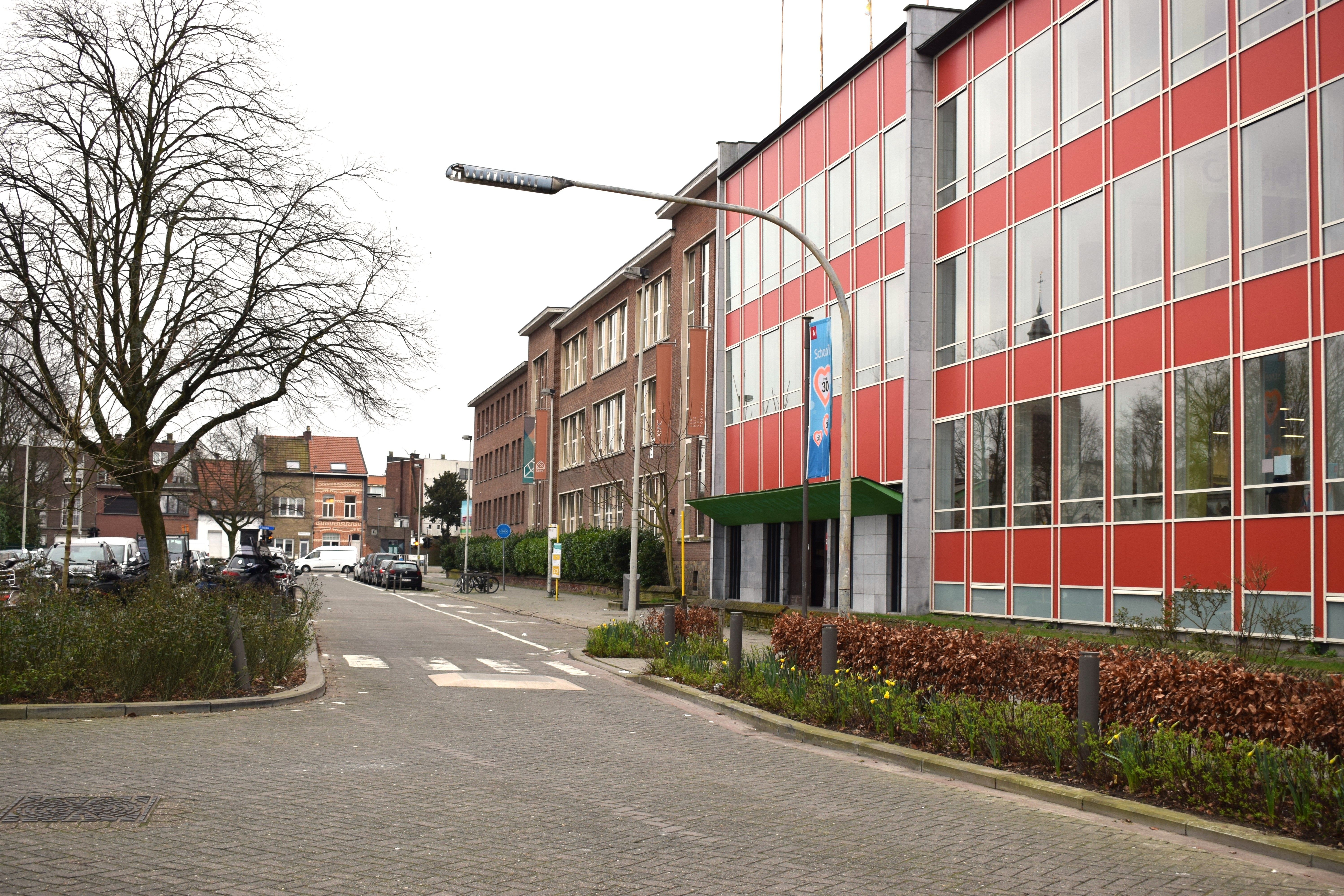 De oversteekplaats in de Stella Marisstraat werd groener en veiliger ingericht.