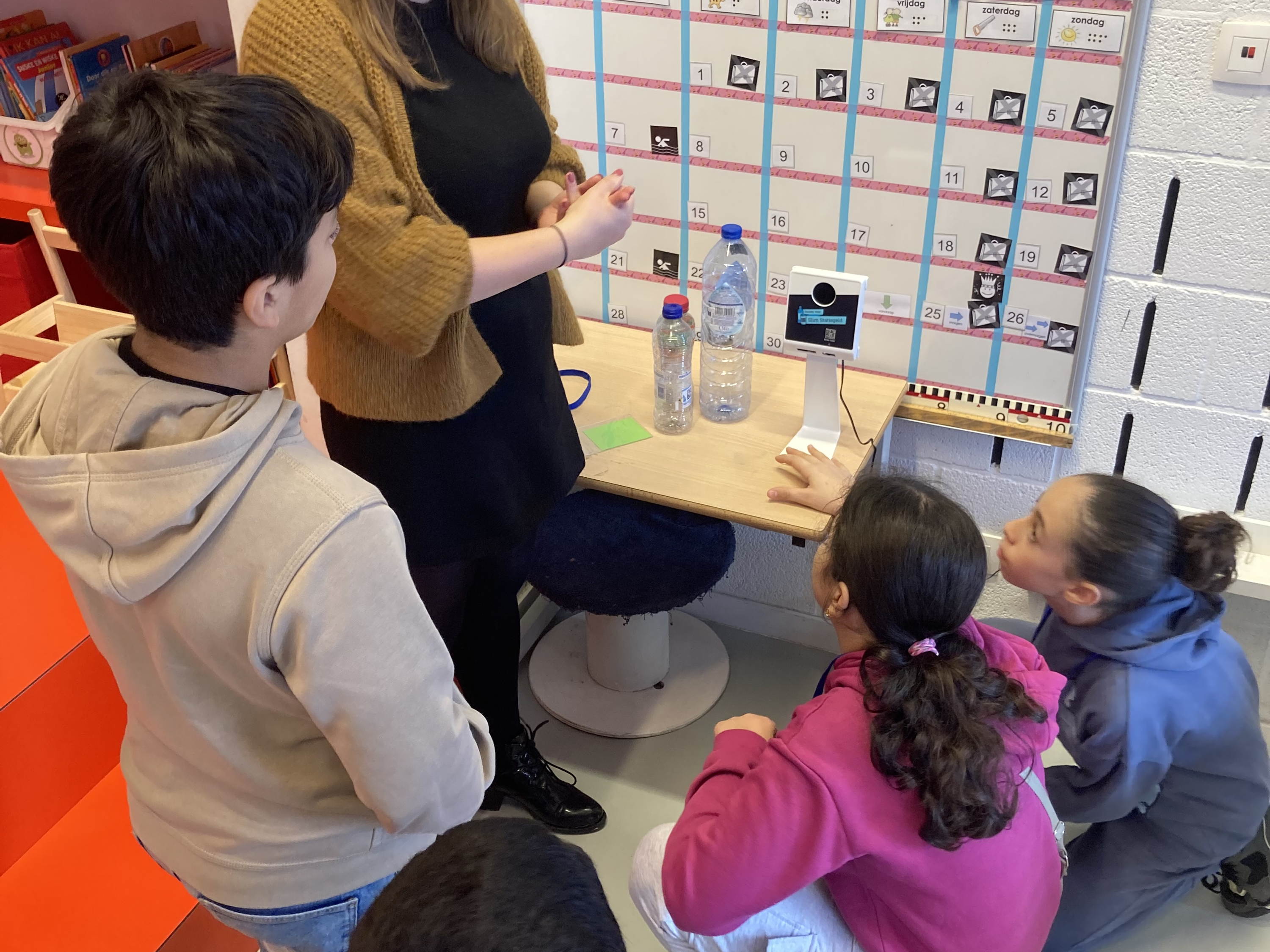 Toegankelijkheid en inclusie: personen met een beperking en Molenbeekse jongeren hebben het digitaal statiegeldsysteem getest en goed bevonden. 