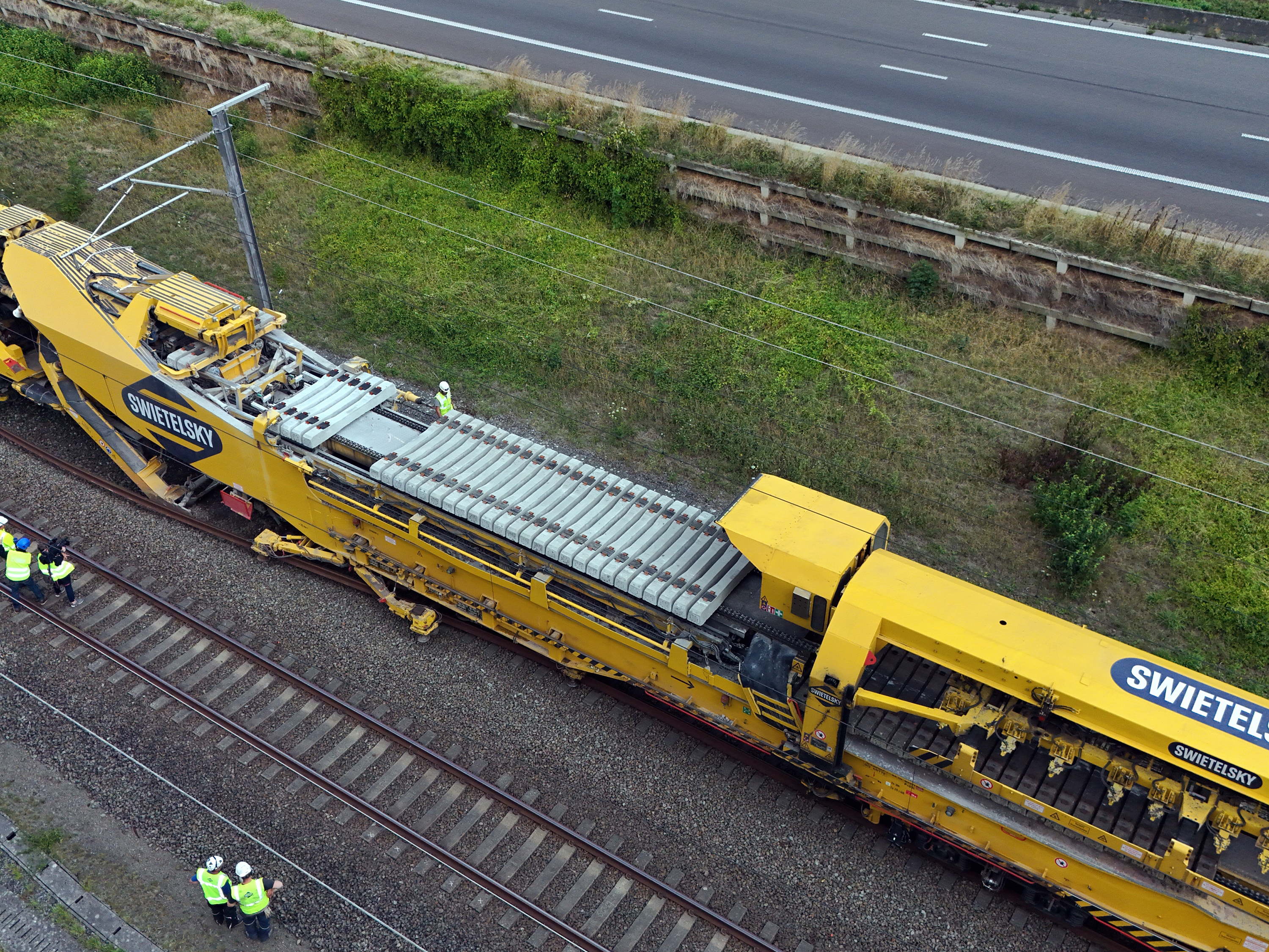 700-metre work train renews Leuven–Liège high-speed line