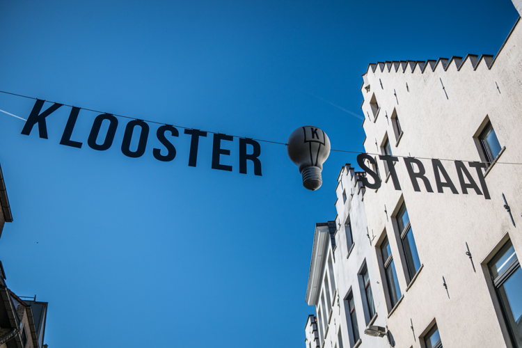 Straatoverspanning Kloosterstraat, foto Dries Luyten