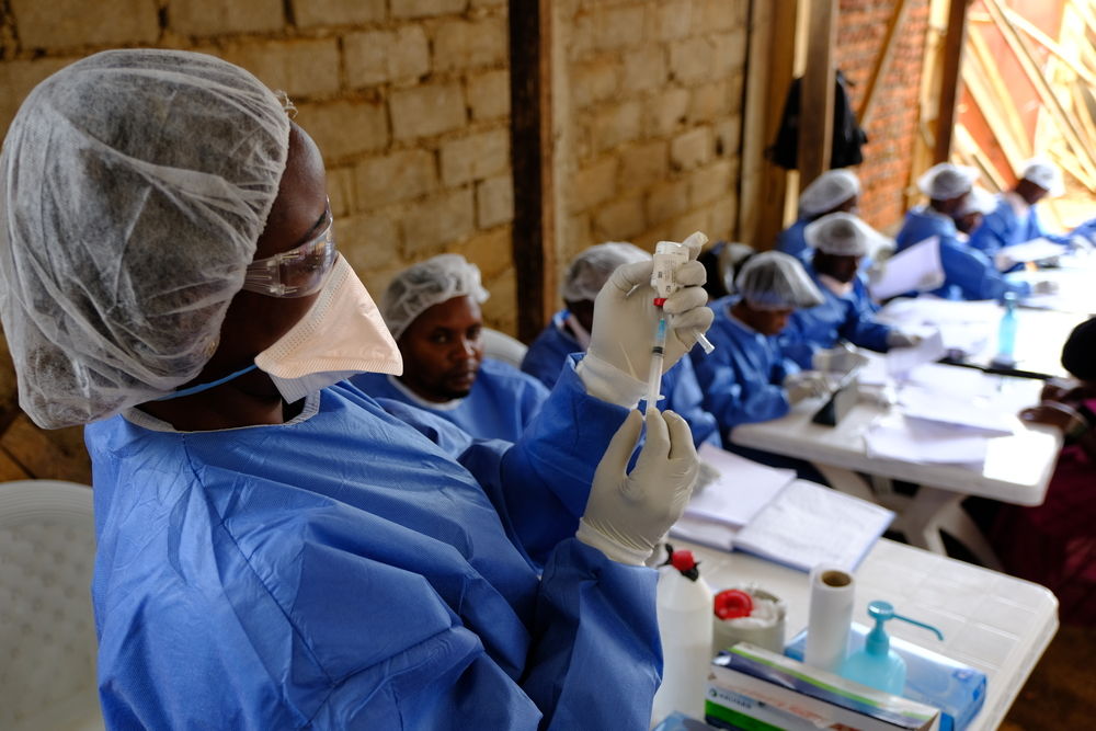 Un equipo de vacunación contra el ébola en el centro de salud de Kanzulinzuli, en Beni (RDC) el 20 de septiembre de 2019. © Samuel Sieber / MSF