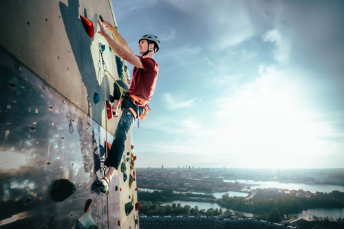 Adam Ondra’s ascent on the exterior of CopenHill: a symbol of commitment to sustainability. 