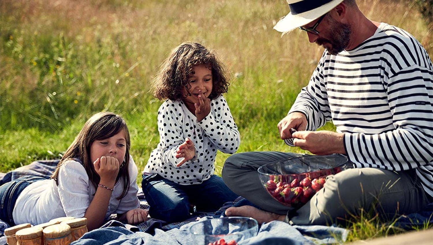 midsommar-familie-picknicken-eten-ikea-wooninspiratie-f032e19253bacec84e6cbfa356e967d2