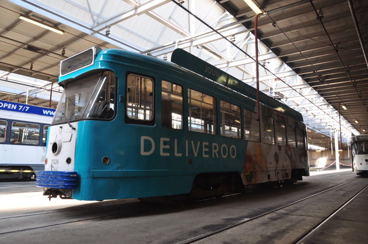 PCC-tram met reclame voor Deliveroo (foto: De Lijn)